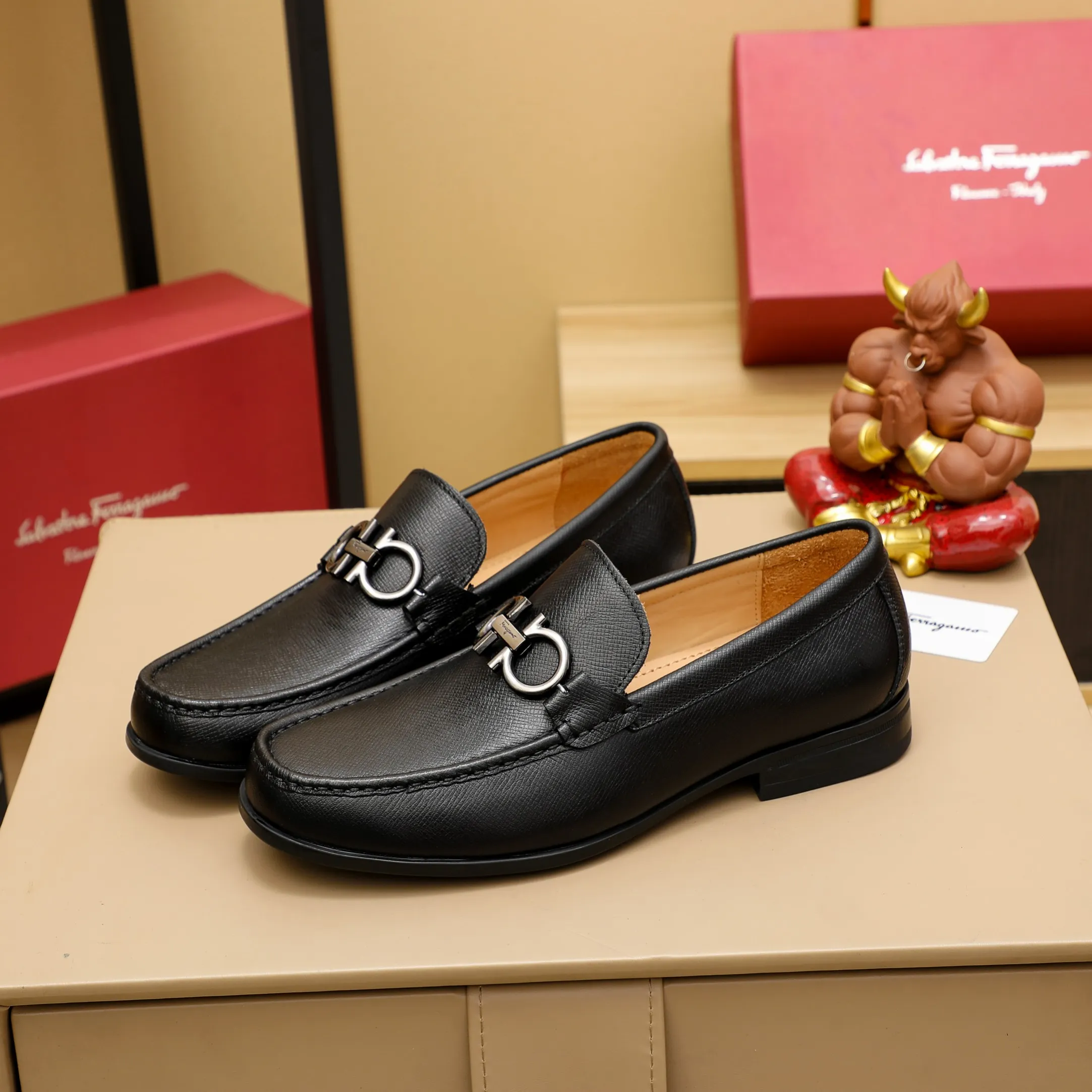 Men's clothing and shoes 💰460 🔥Ferragamo's new men's casual slip-on shoes🇨🇳Official website original 1:1 mold opening, original quality💯Fine workmanship, high-end luxury☘The upper is made of imported Italian first-layer cowhide🌴Luxury🐂leather lining🍓Rubber wear-resistant and non-slip outsole, breathable and comfortable to wear🍍The first choice for high-end men, black, size 38-45
